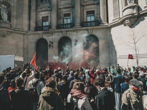 Krieg dient nicht hier, dient nicht dort – Eine künstlerische Annäherung an das Unsagbare